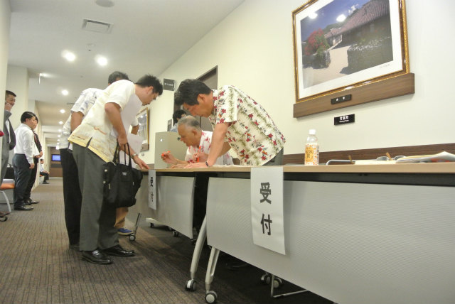 受付の極東興和㈱中本課長と沖縄営業所比嘉所長 | 2013/05 沖縄フォーラム | 一般社団法人コンクリートメンテナンス協会