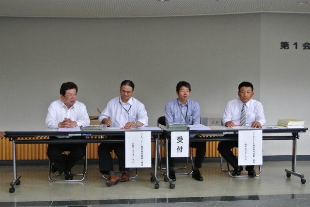 日本ペイント販売の中島マネージャーと松本明彦先生、三興塗料㈱の長子さん、極東興和㈱木だ所長 | 2013/05 鳥取フォーラム | 一般社団法人コンクリートメンテナンス協会