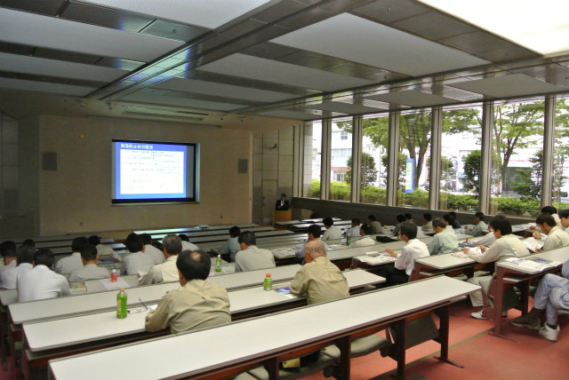 松本先生の講演風景 | 2013/05 鳥取フォーラム | 一般社団法人コンクリートメンテナンス協会