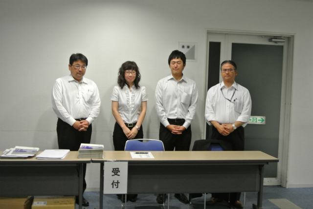 受付の日本ペイント販売岡山営業所、尾崎所長、香山さん、桑名さん | 2013/05 岡山フォーラム | 一般社団法人コンクリートメンテナンス協会