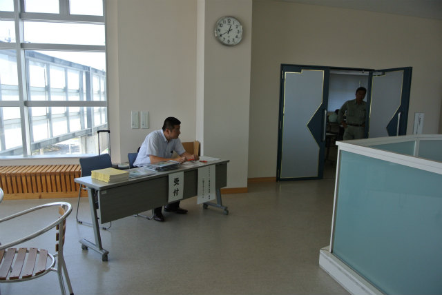 受付の中丸先生 | 2013/06 石川フォーラム | 一般社団法人コンクリートメンテナンス協会