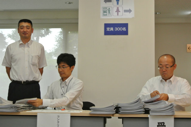 受付風景 中丸先生 稲富博士 日本ペイント販売の梅田さん | 2013/06 東京フォーラム | 一般社団法人コンクリートメンテナンス協会