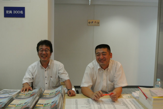 HGTSの向井課長 と 中丸先生の受付風景 | 2013/06 東京フォーラム | 一般社団法人コンクリートメンテナンス協会