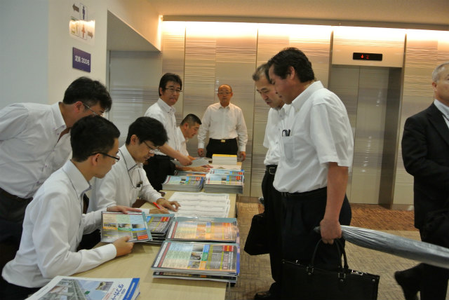 受付風景 | 2013/06 東京フォーラム | 一般社団法人コンクリートメンテナンス協会