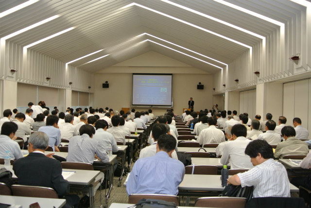 満員の会場風景 | 2013/06 東京フォーラム | 一般社団法人コンクリートメンテナンス協会