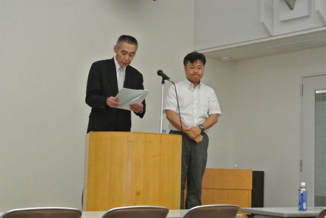 講師の江良さんを紹介する徳納会長 | 2013/06 東京フォーラム | 一般社団法人コンクリートメンテナンス協会