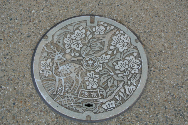 マンホールの蓋にも鹿のデザインが | 2013/06 奈良フォーラム | 一般社団法人コンクリートメンテナンス協会