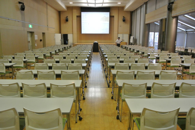 エル・おおさか南ホール　スクールで２００人が余裕で座れます。３人掛けですが、真ん中の椅子は開けてかけていました。 | 2013/06 大阪フォーラム | 一般社団法人コンクリートメンテナンス協会