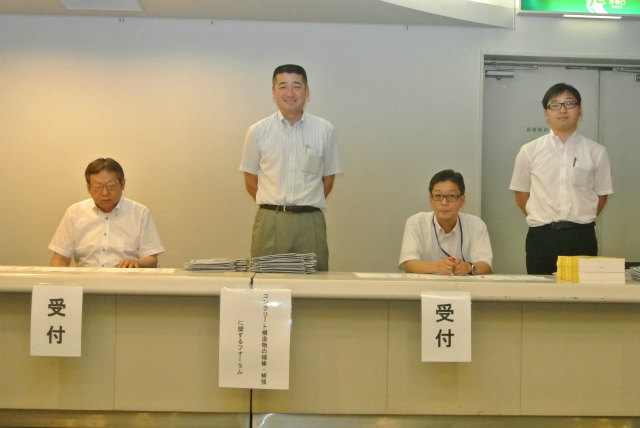 受付担当 極東興和の三浦さん、日本ペイント販売の中丸先生、野田さん、山本さん | 2013/06 大阪フォーラム | 一般社団法人コンクリートメンテナンス協会