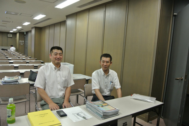 受付の 日本ペイント販売の中丸講師と大谷さん | 2013/06 兵庫フォーラム | 一般社団法人コンクリートメンテナンス協会