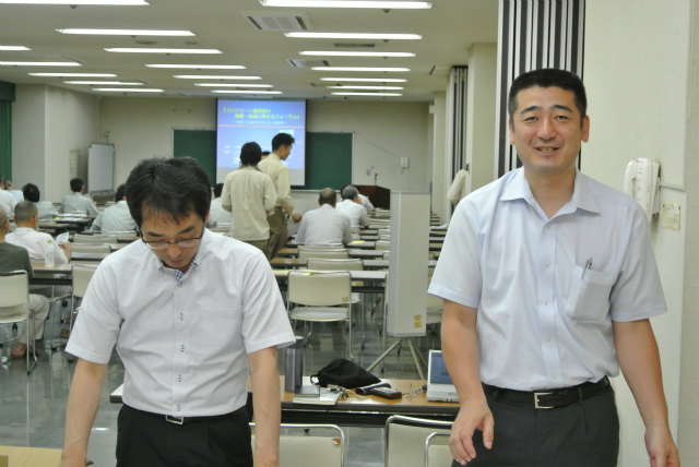 受付の大迫所長と中丸先生(日本ペイント販売) | 2013/07 大分フォーラム | 一般社団法人コンクリートメンテナンス協会