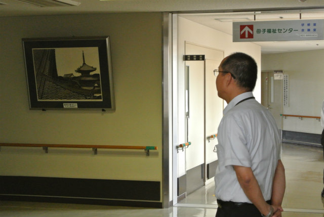 エレベーターホールで会場を案内してくれたf小柳さん(日本ペイント販売) | 2013/07 大分フォーラム | 一般社団法人コンクリートメンテナンス協会