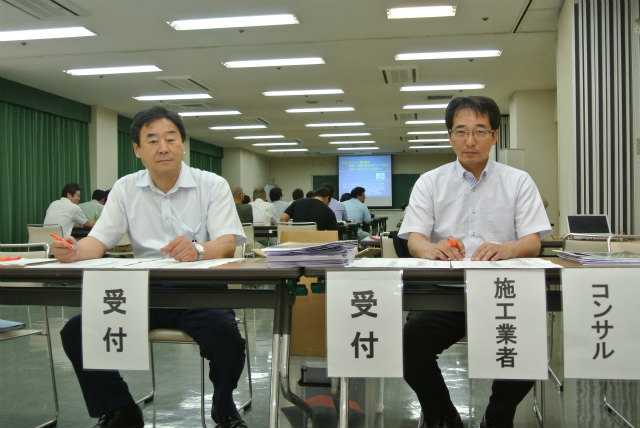 受付の長岡さんと大迫所長(極東興和㈱) | 2013/07 大分フォーラム | 一般社団法人コンクリートメンテナンス協会