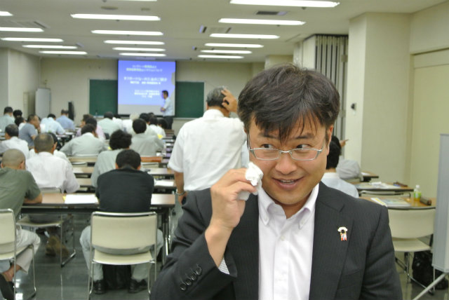 三時間の講演が終わって、充実感の江良先生 | 2013/07 大分フォーラム | 一般社団法人コンクリートメンテナンス協会