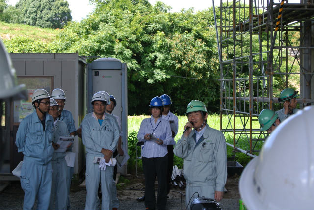 極東興和スタッフの打合せ風景 | ASR 補修工事 現場見学会(山内高架橋) | 活動・講演・見学会報告 | 一般社団法人コンクリートメンテナンス協会