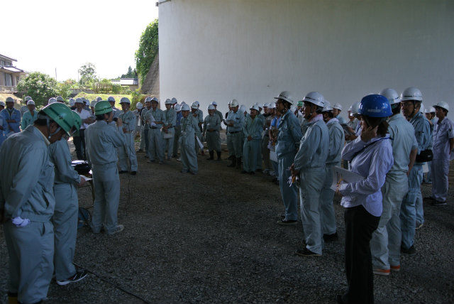 参加者に現場見学会の概要説明 岡田部長 | ASR 補修工事 現場見学会(山内高架橋) | 活動・講演・見学会報告 | 一般社団法人コンクリートメンテナンス協会