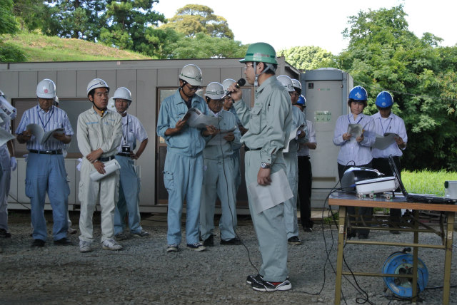 岡田部長の司会進行 | ASR 補修工事 現場見学会(山内高架橋) | 活動・講演・見学会報告 | 一般社団法人コンクリートメンテナンス協会
