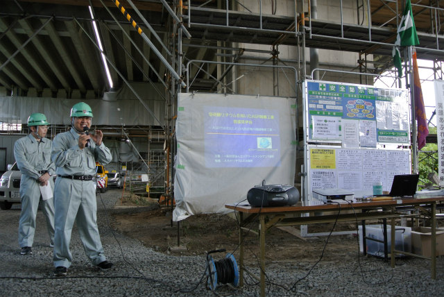 江良さんの工法説明 | ASR 補修工事 現場見学会(山内高架橋) | 活動・講演・見学会報告 | 一般社団法人コンクリートメンテナンス協会