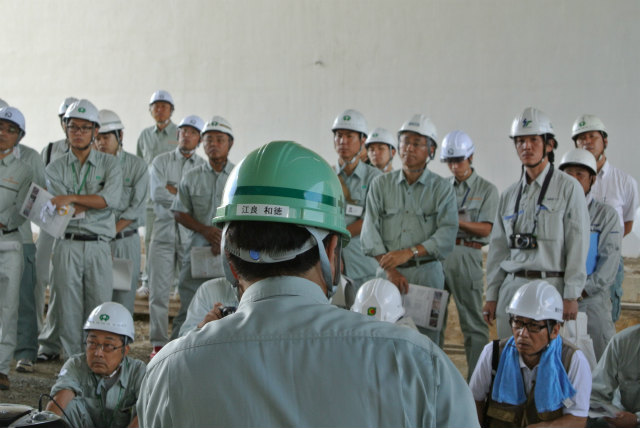 工法説明を熱心に聞き入る参加者 | ASR 補修工事 現場見学会(山内高架橋) | 活動・講演・見学会報告 | 一般社団法人コンクリートメンテナンス協会
