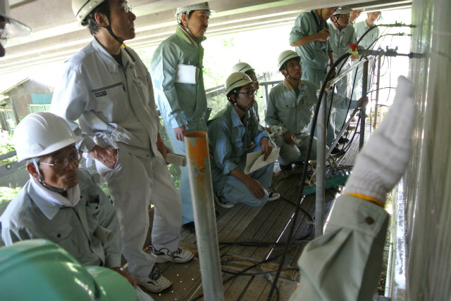 熱心に説明を聞いている参加者 | ASR 補修工事 現場見学会(山内高架橋) | 活動・講演・見学会報告 | 一般社団法人コンクリートメンテナンス協会