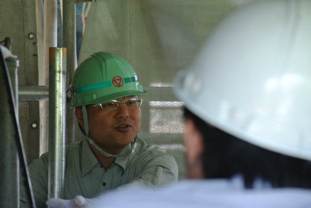 足場上で説明をする 江良さん | ASR 補修工事 現場見学会(山内高架橋) | 活動・講演・見学会報告 | 一般社団法人コンクリートメンテナンス協会