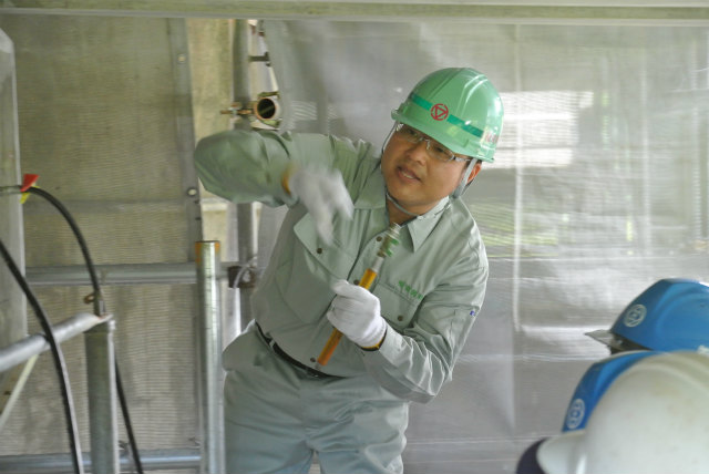 説明中 江良博士 | ASR 補修工事 現場見学会(山内高架橋) | 活動・講演・見学会報告 | 一般社団法人コンクリートメンテナンス協会