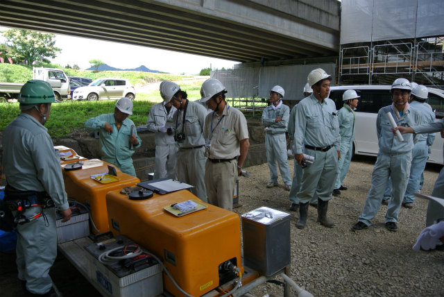 油圧圧入機 と 亜硝酸リチウムを説明中 | ASR 補修工事 現場見学会(山内高架橋) | 活動・講演・見学会報告 | 一般社団法人コンクリートメンテナンス協会