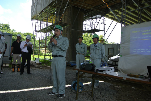 挨拶中の岡田部長 | ASR 補修工事 現場見学会(山内高架橋) | 活動・講演・見学会報告 | 一般社団法人コンクリートメンテナンス協会