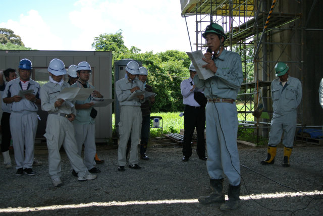 現場代理人の松栄さん | ASR 補修工事 現場見学会(山内高架橋) | 活動・講演・見学会報告 | 一般社団法人コンクリートメンテナンス協会
