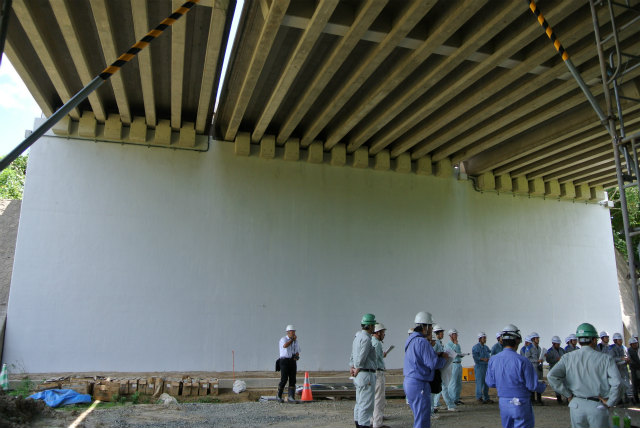 第一工区の橋台 完成済み | ASR 補修工事 現場見学会(山内高架橋) | 活動・講演・見学会報告 | 一般社団法人コンクリートメンテナンス協会