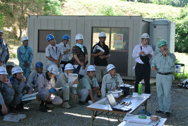 工法説明風景 午後の部 江良さん | ASR 補修工事 現場見学会(山内高架橋) | 活動・講演・見学会報告 | 一般社団法人コンクリートメンテナンス協会