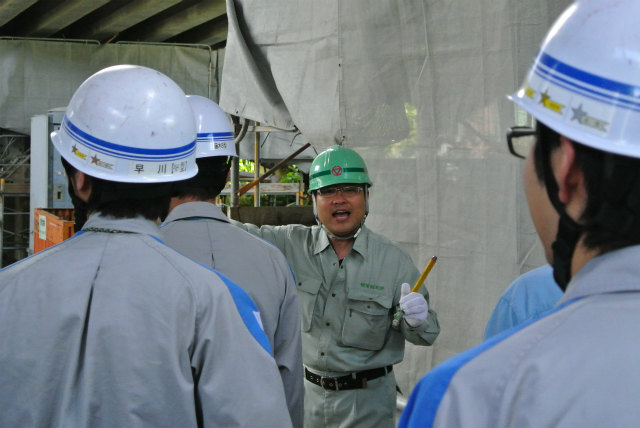 工法説明中の江良さん | ASR 補修工事 現場見学会(山内高架橋) | 活動・講演・見学会報告 | 一般社団法人コンクリートメンテナンス協会