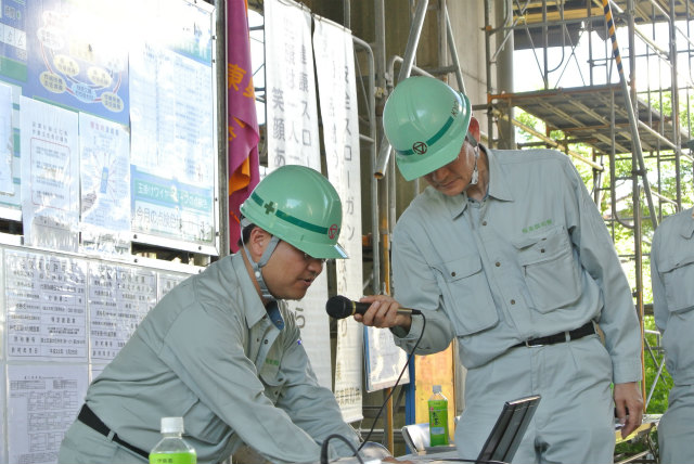 江良さんと直野さんの説明風景 | ASR 補修工事 現場見学会(山内高架橋) | 活動・講演・見学会報告 | 一般社団法人コンクリートメンテナンス協会