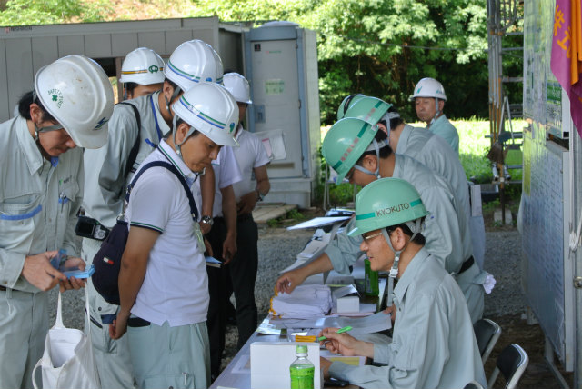 受付風景 | ASR 補修工事 現場見学会(山内高架橋) | 活動・講演・見学会報告 | 一般社団法人コンクリートメンテナンス協会