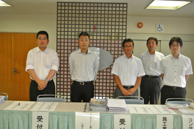 受付を手伝って頂いた会員と日本ペイント販売の皆さま | 2013/07 高知フォーラム | 一般社団法人コンクリートメンテナンス協会