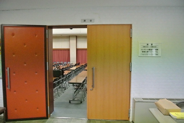 講堂入口と案内板 | 2014/05 長崎フォーラム | 一般社団法人コンクリートメンテナンス協会