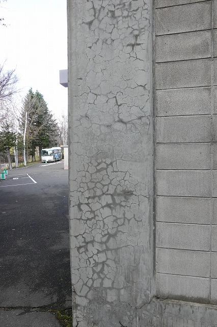 外壁に生じた沈みひび割れ | コンクリート劣化写真 | 一般社団法人コンクリートメンテナンス協会
