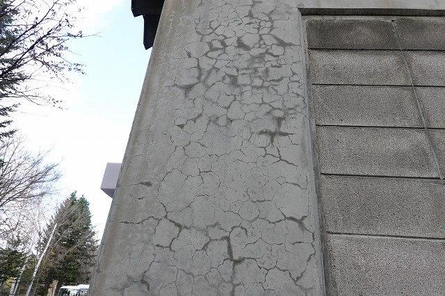 外壁に生じた沈みひび割れ | コンクリート劣化写真 | 一般社団法人コンクリートメンテナンス協会