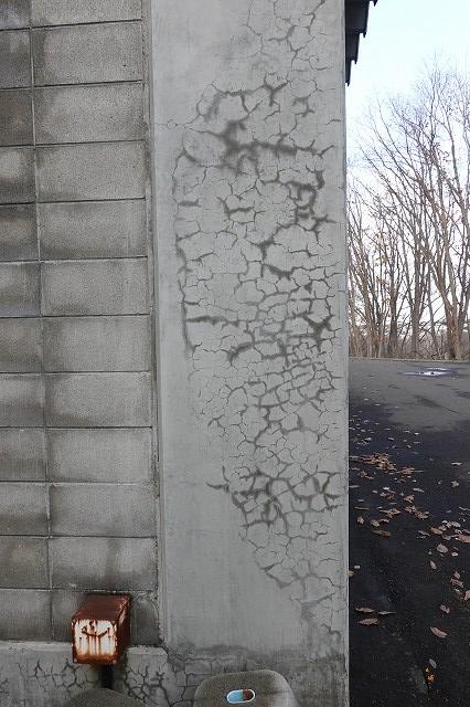 外壁に生じた沈みひび割れ コンクリート劣化写真 一般社団法人コンクリートメンテナンス 外壁に生じた沈みひび割れ コンクリート劣化写真 一般社団法人コンクリートメンテナンス