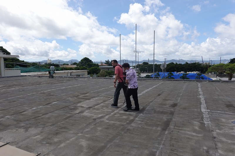 背負子で運搬 | 2020/07/20 JCMA沖縄暴露試験場(琉球セメント構内)に試験体を設置しました。 | 活動・講演・見学会報告 | 一般社団法人コンクリートメンテナンス協会