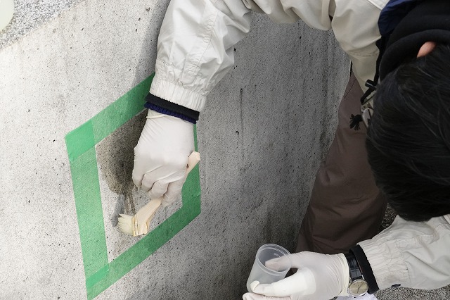 洗浄作業 | 2020/08/06札幌芸術の森　屋外美術館のコンクリート製の作品補修[カビ対策]の試験施工の経過確認を行いました。 | 活動・講演・見学会報告 | 一般社団法人コンクリートメンテナンス協会