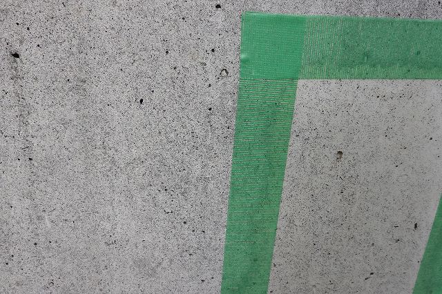 洗浄効果の比較　枠内(右側)が洗浄剤施工 | 2020/08/06札幌芸術の森　屋外美術館のコンクリート製の作品補修[カビ対策]の試験施工の経過確認を行いました。 | 活動・講演・見学会報告 | 一般社団法人コンクリートメンテナンス協会