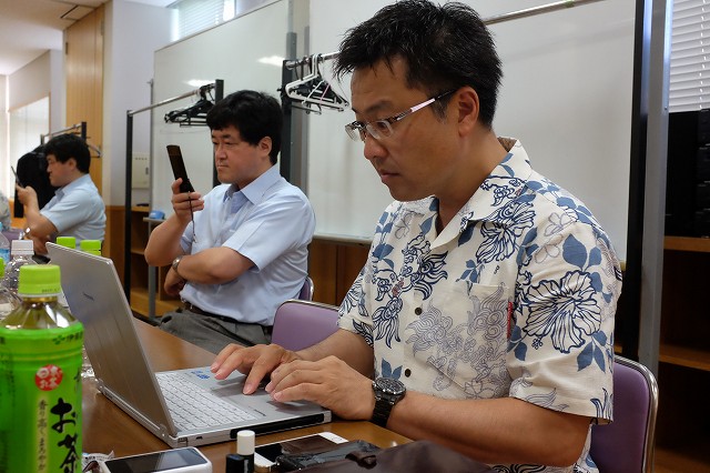 江良さんat控室 | 2016/06 沖縄フォーラム | 一般社団法人コンクリートメンテナンス協会