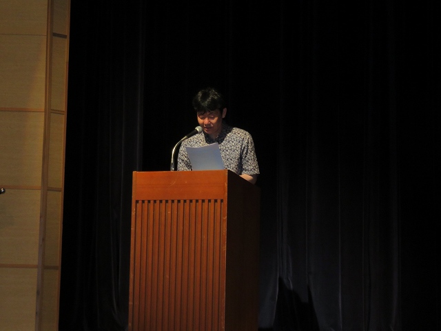 司会進行の千場さん | 2016/06 沖縄フォーラム | 一般社団法人コンクリートメンテナンス協会