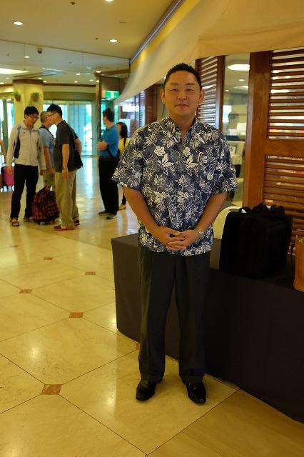 かりゆし姿の佐々木さん | 2016/06 沖縄フォーラム | 一般社団法人コンクリートメンテナンス協会