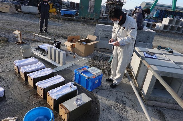 2020/12/06 JCMA北海道暴露試験場(曾澤高圧コンクリート㈱鵡川工場構内)の試験体の測定を行いました。 | 一般社団法人コンクリートメンテナンス協会