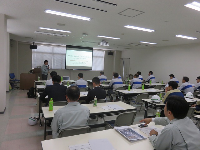 広島ガス(株)海田基地5000t バース補修工事 現場見学会 | 活動・講演・見学会報告 | 一般社団法人コンクリートメンテナンス協会