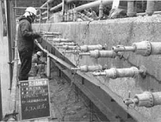 写真3 ひび割れ注入工法の施工状況