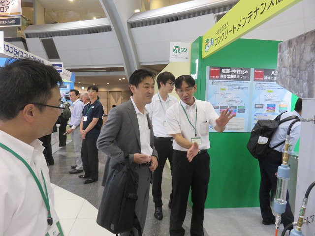 田島ルーフィングの今井さんが説明しています | 2018JCMA年次大会神戸 2018/07/4~6 | 一般社団法人コンクリートメンテナンス協会