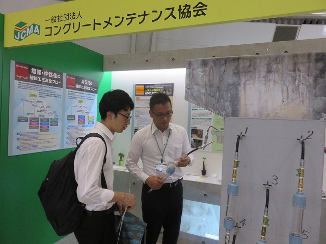 シンワ技術の勘田さんが説明しています | 2018JCMA年次大会神戸 2018/07/4~6 | 一般社団法人コンクリートメンテナンス協会